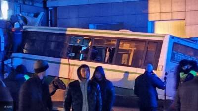 Автобус с людьми смяло после столкновения со зданием в Великом Новгороде