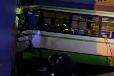 Пассажирский автобус протаранил здание университета в Великом Новгороде