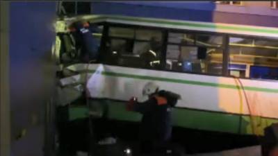 В Новгороде пассажирский автобус врезался в здание университета, есть жертвы