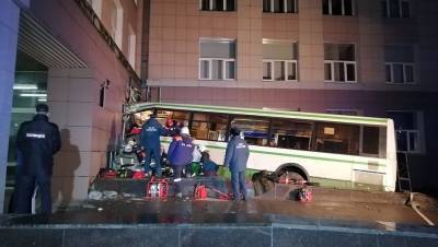 ЧП с автобусом в Великом Новгороде: погибла водитель, 10 пострадавших