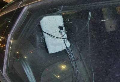 На парковке у Пулково заметили подозрительное авто с проводами в салоне