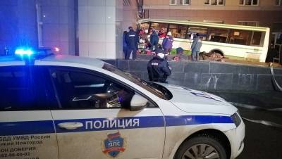 При столкновении автобуса со зданием в Великом Новгороде погибли двое