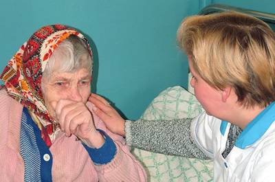 К уходу за пожилыми россиянами привлекут частные медорганизации