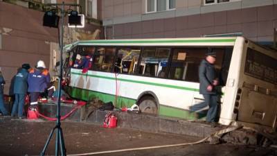 Автобус с пассажирами врезался в здание вуза в Новгороде