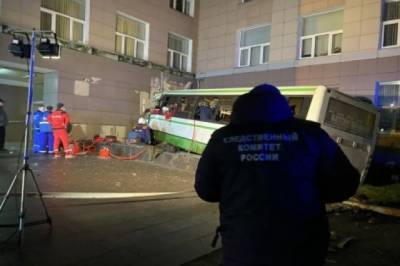 Автобус с пассажирами врезался в здание Новгородского университета