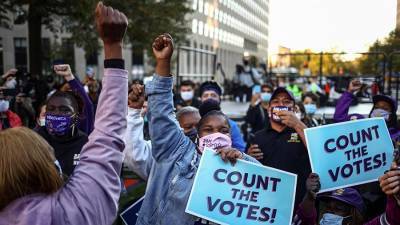 Десятки людей собрались в Детройте c требованием прервать подсчет голосов
