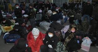 Мигранты из Узбекистана пожаловались на запрет выходить с вокзала в Волжском в ожидании поезда