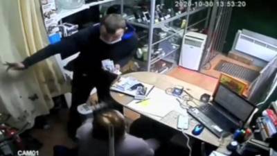 В Иркутске рецидивист напал с ножом на продавца телефонов