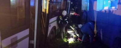 В Великом Новгороде автобус врезался в здание университета