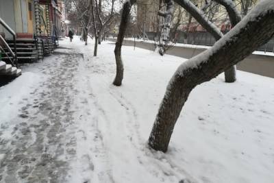 «День жестянщика» и сугробы: как Красноярск завалило снегом