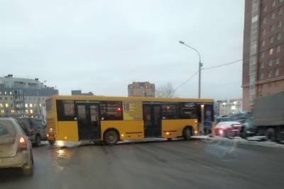 Жители микрорайона в Новосибирске оказались в ловушке на дороге из-за автобуса