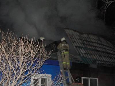 В Астрахани из горящего дома в Советском районе спасли 7 человек