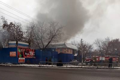 Частный дом оказался охвачен огнем в Новосибирске