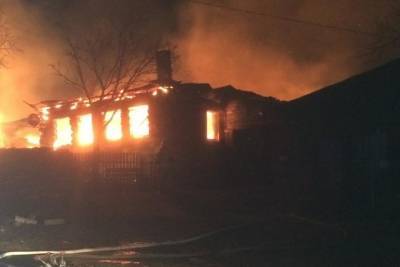 В свердловском поселке горели три дома на площади в 500 квадратов