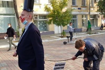 В Астрахани в День народного единства в центре города на цепи провели молодого рабочего