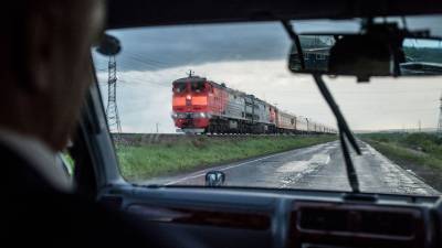 Пассажирский поезд столкнулся с автомобилем на Ямале