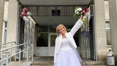 Асмус снялась у дверей ЗАГСа в свадебном платье после развода