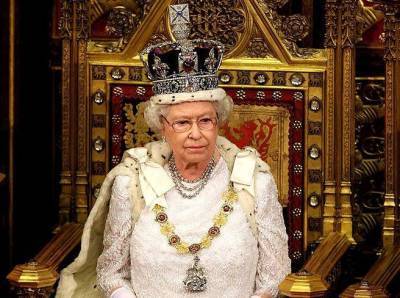 Зачем Елизавета II надевала корону, чтобы ответить на письма