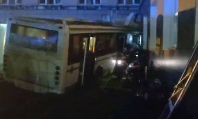 Автобус врезался в здание университета: два человека погибли