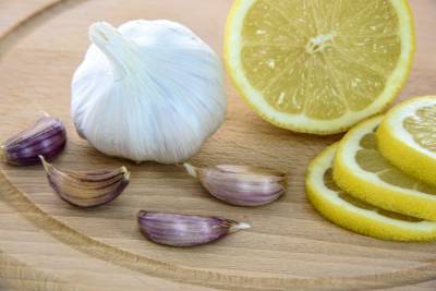 Роспотребнадзор опроверг важность употребления лука, чеснока и лимона во время болезни