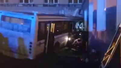 В Великом Новгороде пассажирский автобус врезался в здание госуниверситета — видео
