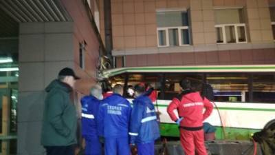 Двое погибших: В Новгороде автобус на скорости протаранил здание университета