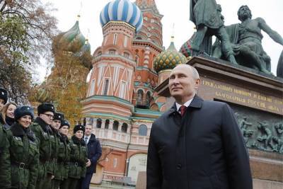 Путин возложил цветы к памятнику Минину и Пожарскому