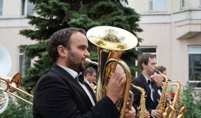 Концертные бригады и духовой оркестр поздравили тюменцев с Днем народного единства