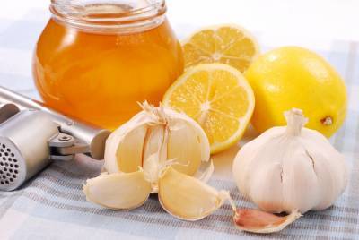 Роспотребнадзор развеял миф об укреплении иммунитета чесноком, луком и лимоном