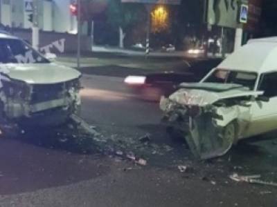 В Мелитополе на перекрестке столкнулись «Таврия» и Lexus: у авто сильные повреждения