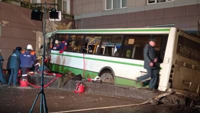 ЧП с автобусом в Великом Новгороде: погибли 2 мужчины, 8 раненых