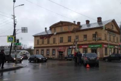 Две легковые машины столкнулись в центре Пскова