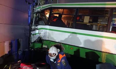 В Великом Новгороде пассажирский автобус врезался в здание университета