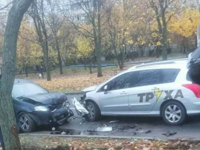 В Харькове произошло «лобовое» ДТП: у авто значительные повреждения