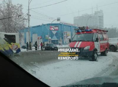 В Кемерове у «Юбилейного» столкнулись два автомобиля