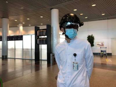 Людей с высокой температурой в аэропорту Нур-Султана выявляет сотрудник в смарт-шлеме