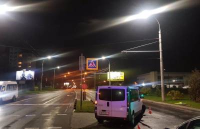 Микроавтобус снес светофор в Бресте