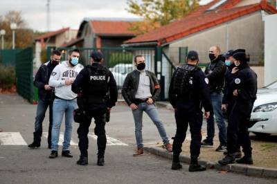 После убийства учителя во Франции власти проводят 187 расследований