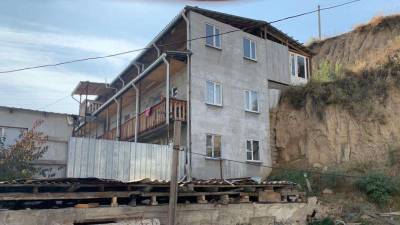 В Алматы снесли незаконно построенное трёхэтажное общежитие