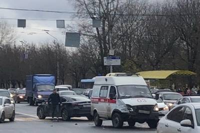 Легковушка протаранила машину скорой помощи в Твери