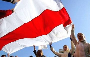 В Бресте вывесили десятки национальных флагов: сильное зрелище