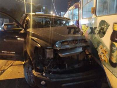 В Харькове произошло серьезное ДТП: пикап врезался в трамвай