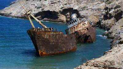 Минтранс РФ не нашел денег на ликвидацию кладбища кораблей в Охотском море
