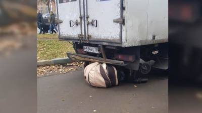 Фургон сбил маму с коляской на востоке Москвы