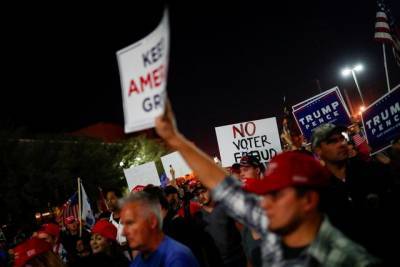 У избирательного центра в Аризоне собралась толпа сторонников Трампа