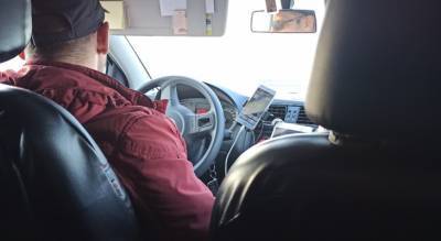 Выкинул из авто: в Брагино пассажир жестоко избил таксиста и угнал его машину