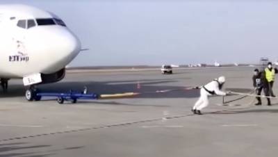 Самый сильный человек России сдвинул 36-тонный самолет