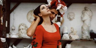 В платьях из кутюрной коллекции D&G. Моника Беллуччи снялась в чувственной фотосессии для итальянского Vogue