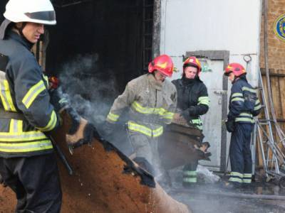 В Черкассах произошел крупный пожар на заводе (ФОТО,ВИДЕО)