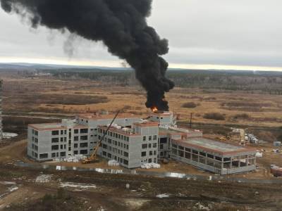 В Екатеринбурге на проспекте Сахарова загорелась строящаяся школа